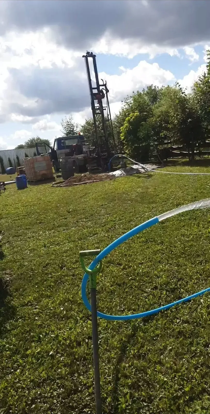 Wiertnica podczas wiercenia studni głębinowej na działce
